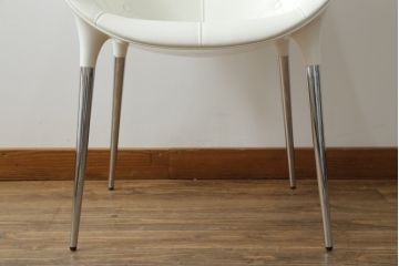 中古　展示品　超美品　Cassinaixc.(カッシーナイクスシー)　Philippe Starck(フィリップ・スタルク)　246　PASSION(パシオン)　本革　丸みのあるボディと華奢な脚のバランスが美しいアームチェア(ダイニングチェア、椅子、イス、レザー)(定価約21万円)(R-061223)