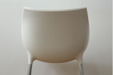 中古　展示品　超美品　Cassinaixc.(カッシーナイクスシー)　Philippe Starck(フィリップ・スタルク)　246　PASSION(パシオン)　本革　丸みのあるボディと華奢な脚のバランスが美しいアームチェア(ダイニングチェア、椅子、イス、レザー)(定価約21万円)(R-061223)