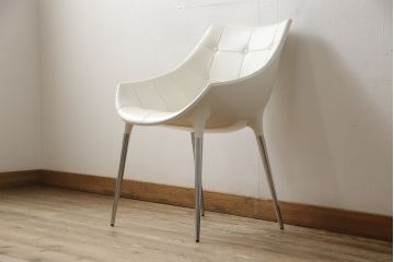 中古　展示品　超美品　Cassinaixc.(カッシーナイクスシー)　Philippe Starck(フィリップ・スタルク)　246　PASSION(パシオン)　本革　丸みのあるボディと華奢な脚のバランスが美しいアームチェア(ダイニングチェア、椅子、イス、レザー)(定価約21万円)(R-061224)