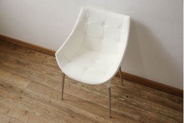 中古　展示品　超美品　Cassinaixc.(カッシーナイクスシー)　Philippe Starck(フィリップ・スタルク)　246　PASSION(パシオン)　本革　丸みのあるボディと華奢な脚のバランスが美しいアームチェア(ダイニングチェア、椅子、イス、レザー)(定価約21万円)(R-061224)