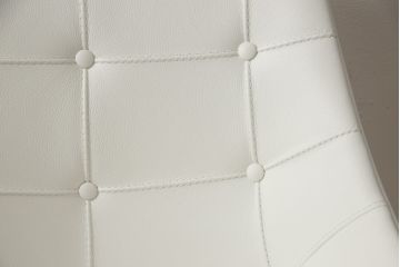 中古　展示品　超美品　Cassinaixc.(カッシーナイクスシー)　Philippe Starck(フィリップ・スタルク)　246　PASSION(パシオン)　本革　丸みのあるボディと華奢な脚のバランスが美しいアームチェア(ダイニングチェア、椅子、イス、レザー)(定価約21万円)(R-061224)