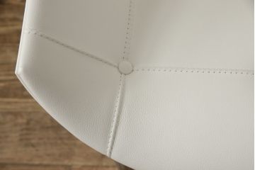 中古　展示品　超美品　Cassinaixc.(カッシーナイクスシー)　Philippe Starck(フィリップ・スタルク)　246　PASSION(パシオン)　本革　丸みのあるボディと華奢な脚のバランスが美しいアームチェア(ダイニングチェア、椅子、イス、レザー)(定価約21万円)(R-061224)