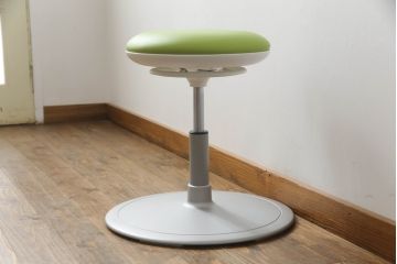 中古　超美品　オカムラ(OKAMURA)　医療福祉用　円盤脚　抗菌　丸みのあるフォルムがかわいらしいスツール(丸椅子、回転椅子、イス)(定価約62000円)(R-061231)
