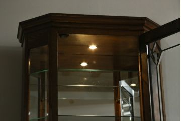 中古　美品　三越家具(現カントリーハウス)　Brugge(ブルージュ)　背面鏡張り　クラシカルな佇まいのキュリオケース(ガラスケース、ショーケース、飾り棚、陳列棚、キャビネット)(R-061237)