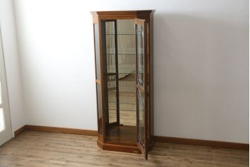 中古　美品　三越家具(現カントリーハウス)　Brugge(ブルージュ)　背面鏡張り　クラシカルな佇まいのキュリオケース(ガラスケース、ショーケース、飾り棚、陳列棚、キャビネット)(R-061237)