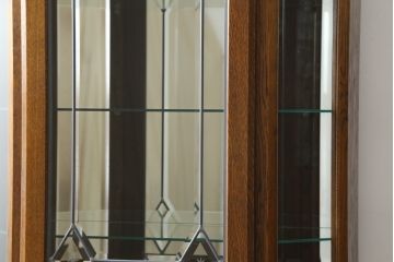 中古　美品　三越家具(現カントリーハウス)　Brugge(ブルージュ)　背面鏡張り　クラシカルな佇まいのキュリオケース(ガラスケース、ショーケース、飾り棚、陳列棚、キャビネット)(R-061237)