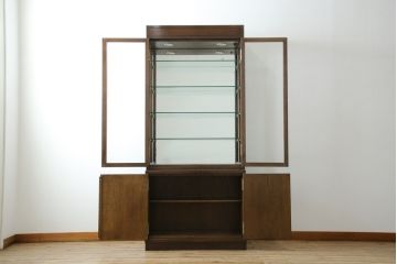 中古　美品　カリモク家具(karimoku)　domani(ドマーニ)　Morganton(モーガントン)　ディスプレイ什器におすすめ!ヒッコリーブラウンのガラスキャビネット(ガラスケース、飾り棚、陳列棚)(定価約70万円)(R-061241)