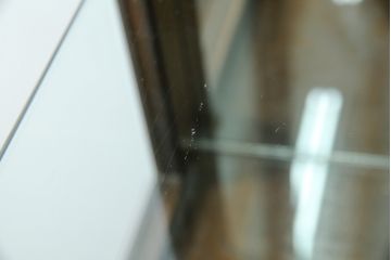 中古　美品　カリモク家具(karimoku)　domani(ドマーニ)　Morganton(モーガントン)　ディスプレイ什器におすすめ!ヒッコリーブラウンのガラスキャビネット(ガラスケース、飾り棚、陳列棚)(定価約70万円)(R-061241)