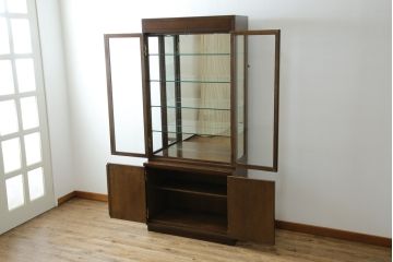 中古　美品　カリモク家具(karimoku)　domani(ドマーニ)　Morganton(モーガントン)　ディスプレイ什器におすすめ!ヒッコリーブラウンのガラスキャビネット(ガラスケース、飾り棚、陳列棚)(定価約70万円)(R-061241)