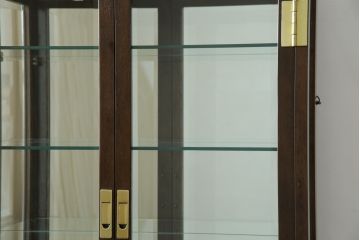 中古　美品　カリモク家具(karimoku)　domani(ドマーニ)　Morganton(モーガントン)　ディスプレイ什器におすすめ!ヒッコリーブラウンのガラスキャビネット(ガラスケース、飾り棚、陳列棚)(定価約70万円)(R-061241)
