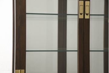中古　カリモク家具(karimoku)　domani(ドマーニ)　Morganton(モーガントン)　ディスプレイ什器におすすめ!ヒッコリーブラウンのガラスキャビネット(ガラスケース、飾り棚、陳列棚)(R-061242)