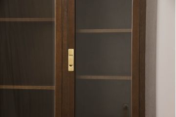 中古　カリモク　domani(ドマーニ)　Morganton(モーガントン)　品のある佇まいが魅力的なキャビネット(本棚、本箱、食器棚、飾り棚、収納棚)(定価約65万円)(R-061244)