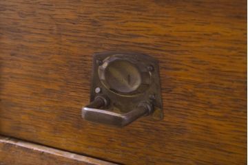 イギリスアンティーク　オーク材　脚のデザインがお洒落!!鍵付き収納を兼ね備えたサイドテーブル(コンソールテーブル、サイドボード、サイドキャビネット、サイドチェスト)(R-061257)