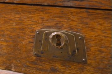 イギリスアンティーク　オーク材　脚のデザインがお洒落!!鍵付き収納を兼ね備えたサイドテーブル(コンソールテーブル、サイドボード、サイドキャビネット、サイドチェスト)(R-061257)