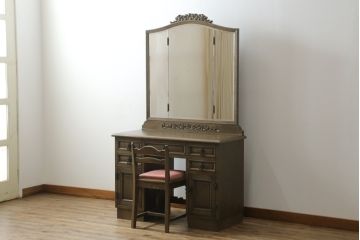 中古　神戸洋家具　神戸・トアロード　伊藤家具店　職人技が光る!細やかな彫りの装飾が目を引くドレッサー&チェアセット(鏡台、サイドチェスト、ミラー、椅子)(R-061259)