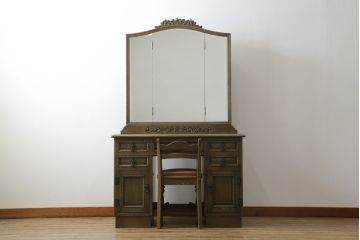 中古　神戸洋家具　神戸・トアロード　伊藤家具店　職人技が光る!細やかな彫りの装飾が目を引くドレッサー&チェアセット(鏡台、サイドチェスト、ミラー、椅子)(R-061259)