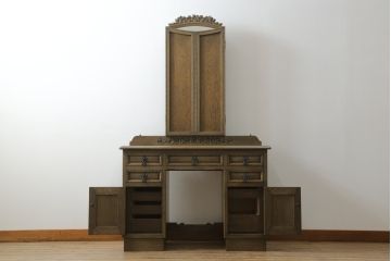 中古　神戸洋家具　神戸・トアロード　伊藤家具店　職人技が光る!細やかな彫りの装飾が目を引くドレッサー&チェアセット(鏡台、サイドチェスト、ミラー、椅子)(R-061259)