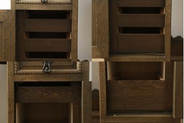 中古　神戸洋家具　神戸・トアロード　伊藤家具店　職人技が光る!細やかな彫りの装飾が目を引くドレッサー&チェアセット(鏡台、サイドチェスト、ミラー、椅子)(R-061259)