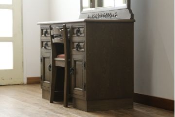 中古　神戸洋家具　神戸・トアロード　伊藤家具店　職人技が光る!細やかな彫りの装飾が目を引くドレッサー&チェアセット(鏡台、サイドチェスト、ミラー、椅子)(R-061259)