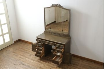 中古　神戸洋家具　神戸・トアロード　伊藤家具店　職人技が光る!細やかな彫りの装飾が目を引くドレッサー&チェアセット(鏡台、サイドチェスト、ミラー、椅子)(R-061259)