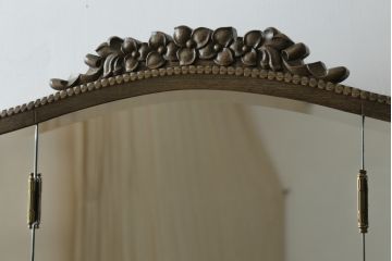中古　神戸洋家具　神戸・トアロード　伊藤家具店　職人技が光る!細やかな彫りの装飾が目を引くドレッサー&チェアセット(鏡台、サイドチェスト、ミラー、椅子)(R-061259)