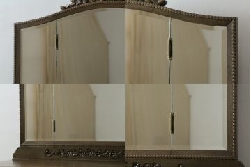 中古　神戸洋家具　神戸・トアロード　伊藤家具店　職人技が光る!細やかな彫りの装飾が目を引くドレッサー&チェアセット(鏡台、サイドチェスト、ミラー、椅子)(R-061259)