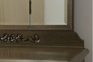 中古　神戸洋家具　神戸・トアロード　伊藤家具店　職人技が光る!細やかな彫りの装飾が目を引くドレッサー&チェアセット(鏡台、サイドチェスト、ミラー、椅子)(R-061259)