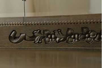 中古　神戸洋家具　神戸・トアロード　伊藤家具店　職人技が光る!細やかな彫りの装飾が目を引くドレッサー&チェアセット(鏡台、サイドチェスト、ミラー、椅子)(R-061259)