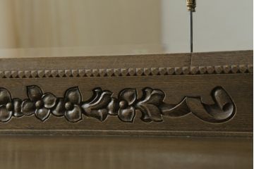 中古　神戸洋家具　神戸・トアロード　伊藤家具店　職人技が光る!細やかな彫りの装飾が目を引くドレッサー&チェアセット(鏡台、サイドチェスト、ミラー、椅子)(R-061259)