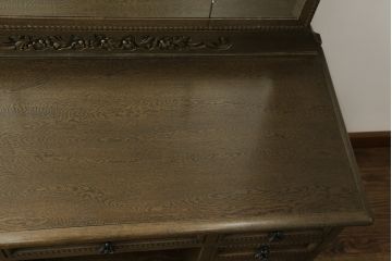 中古　神戸洋家具　神戸・トアロード　伊藤家具店　職人技が光る!細やかな彫りの装飾が目を引くドレッサー&チェアセット(鏡台、サイドチェスト、ミラー、椅子)(R-061259)