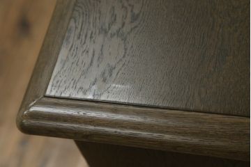 中古　神戸洋家具　神戸・トアロード　伊藤家具店　職人技が光る!細やかな彫りの装飾が目を引くドレッサー&チェアセット(鏡台、サイドチェスト、ミラー、椅子)(R-061259)