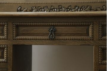 中古　神戸洋家具　神戸・トアロード　伊藤家具店　職人技が光る!細やかな彫りの装飾が目を引くドレッサー&チェアセット(鏡台、サイドチェスト、ミラー、椅子)(R-061259)