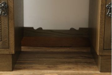 中古　神戸洋家具　神戸・トアロード　伊藤家具店　職人技が光る!細やかな彫りの装飾が目を引くドレッサー&チェアセット(鏡台、サイドチェスト、ミラー、椅子)(R-061259)