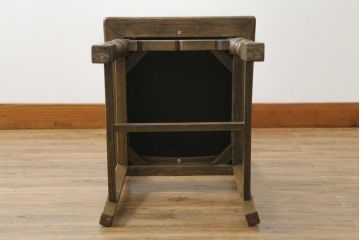 中古　神戸洋家具　神戸・トアロード　伊藤家具店　職人技が光る!細やかな彫りの装飾が目を引くドレッサー&チェアセット(鏡台、サイドチェスト、ミラー、椅子)(R-061259)
