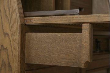 中古　神戸洋家具　神戸・トアロード　伊藤家具店　職人技が光る!細やかな彫りの装飾が目を引くライティングビューロー(簿記机、引き出し、チェスト、在宅用、在宅ワーク)(R-061261)