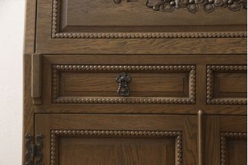 中古　神戸洋家具　神戸・トアロード　伊藤家具店　職人技が光る!細やかな彫りの装飾が目を引くライティングビューロー(簿記机、引き出し、チェスト、在宅用、在宅ワーク)(R-061261)