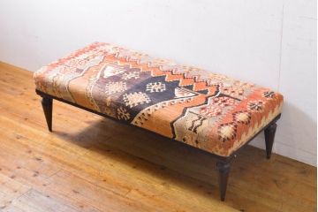 中古　オールドキリム張り　個性的な模様が目を引くアンティーク風ベンチ(長椅子、オットマン、チェア)(R-061265)