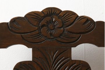 イギリスアンティーク　オーク材　大振りな花の意匠とバルボスレッグが存在感を放つダイニングチェア(イス、椅子)(R-061274)