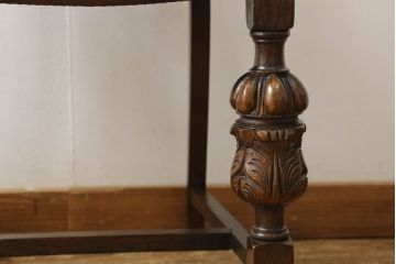 イギリスアンティーク　オーク材　大振りな花の意匠とバルボスレッグが存在感を放つダイニングチェア(イス、椅子)(R-061274)