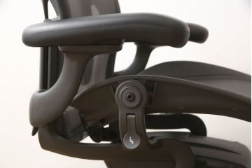 中古　超美品　Hermanmiller(ハーマンミラー社)　Bサイズ　リマスタード　座り心地を追求したアーロンチェア(オフィスチェア、アームチェア、ワークチェア)(定価約22万円)(R-061278)