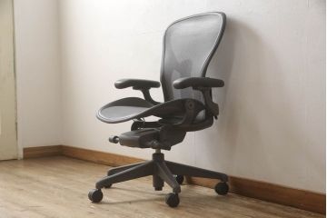 中古　超美品　Hermanmiller(ハーマンミラー社)　Bサイズ　リマスタード　座り心地を追求したアーロンチェア(オフィスチェア、アームチェア、ワークチェア)(定価約22万円)(R-061278)