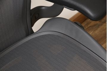 中古　超美品　Hermanmiller(ハーマンミラー社)　Bサイズ　リマスタード　座り心地を追求したアーロンチェア(オフィスチェア、アームチェア、ワークチェア)(定価約22万円)(R-061278)