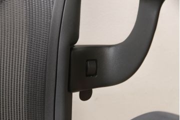 中古　超美品　Hermanmiller(ハーマンミラー社)　Bサイズ　リマスタード　座り心地を追求したアーロンチェア(オフィスチェア、アームチェア、ワークチェア)(定価約22万円)(R-061278)
