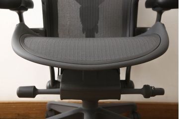 中古　超美品　Hermanmiller(ハーマンミラー社)　Bサイズ　リマスタード　座り心地を追求したアーロンチェア(オフィスチェア、アームチェア、ワークチェア)(定価約22万円)(R-061278)