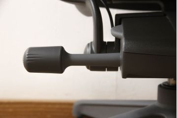 中古　超美品　Hermanmiller(ハーマンミラー社)　Bサイズ　リマスタード　座り心地を追求したアーロンチェア(オフィスチェア、アームチェア、ワークチェア)(定価約22万円)(R-061278)