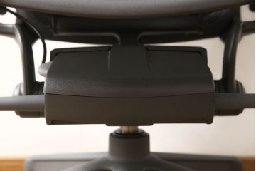 中古　超美品　Hermanmiller(ハーマンミラー社)　Bサイズ　リマスタード　座り心地を追求したアーロンチェア(オフィスチェア、アームチェア、ワークチェア)(定価約22万円)(R-061278)