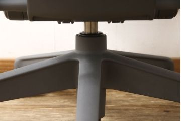 中古　超美品　Hermanmiller(ハーマンミラー社)　Bサイズ　リマスタード　座り心地を追求したアーロンチェア(オフィスチェア、アームチェア、ワークチェア)(定価約22万円)(R-061278)