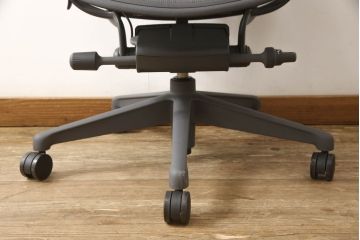 中古　超美品　Hermanmiller(ハーマンミラー社)　Bサイズ　リマスタード　座り心地を追求したアーロンチェア(オフィスチェア、アームチェア、ワークチェア)(定価約22万円)(R-061278)