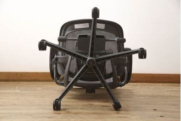 中古　超美品　Hermanmiller(ハーマンミラー社)　Bサイズ　リマスタード　座り心地を追求したアーロンチェア(オフィスチェア、アームチェア、ワークチェア)(定価約22万円)(R-061278)