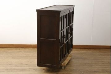 中古　北海道民芸家具　脚(台輪)付きリメイク　シックな大人空間を演出してくれるキャビネット(食器棚、カップボード、収納棚、戸棚、飾り棚、本箱、ブックケース、サイドボード、サイドキャビネット、店舗什器)(R-061279)